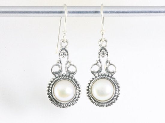 Bewerkte zilveren oorbellen met zoetwater parel afbeelding 3