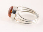 Opengewerkte zilveren ring met amber afbeelding 2