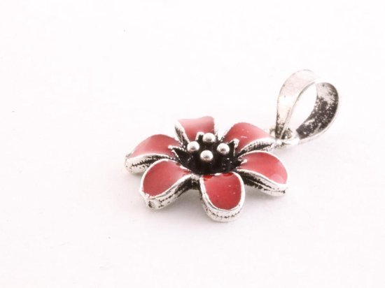 Fijne bloemvormige zilveren hanger met rode emaille aan ketting afbeelding 2