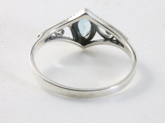 Fijne opengewerkte zilveren ring met blauwe topaas afbeelding 3