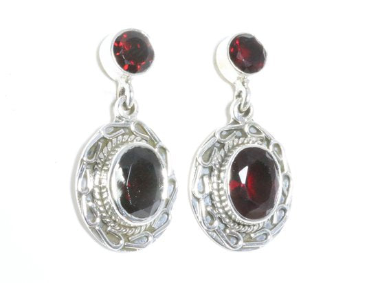 Bewerkte zilveren oorstekers met granaat afbeelding 2