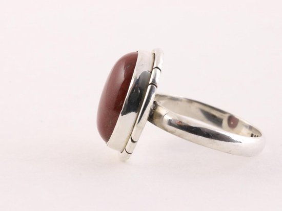 Ovale zilveren ring met rode jaspis afbeelding 2