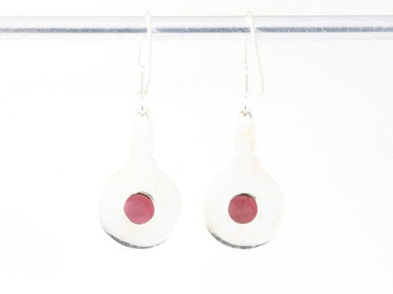 Bewerkte zilveren oorbellen met granaat afbeelding 3