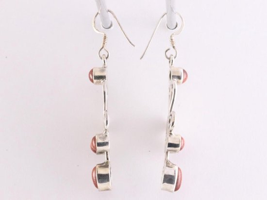 Lange opengewerkte zilveren oorbellen met goudsteen afbeelding 2