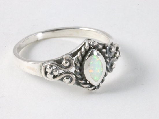 Fijne bewerkte zilveren ring met welo opaal afbeelding 1