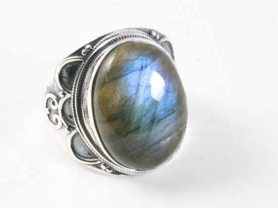 Bewerkte zilveren ring met labradoriet afbeelding 1