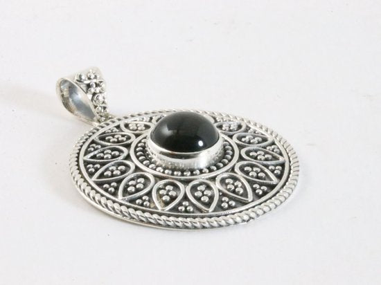 Ronde bewerkte zilveren hanger met onyx afbeelding 2