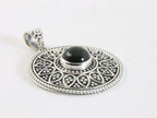 Ronde bewerkte zilveren hanger met onyx afbeelding 2