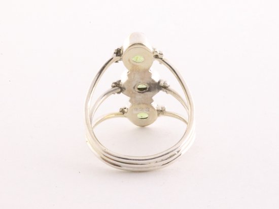 Opengewerkte zilveren ring met 3 peridoot stenen afbeelding 3