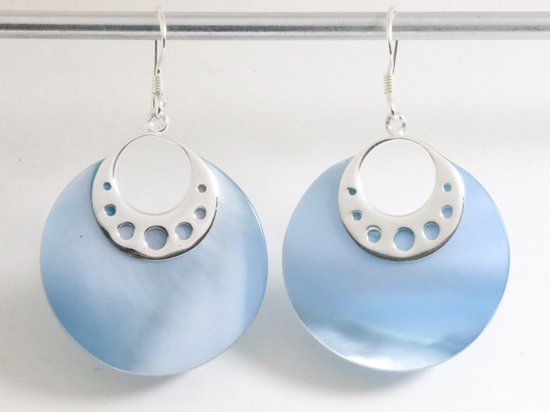 Zilveren oorbellen met grote ronde blauwe schelp afbeelding 1
