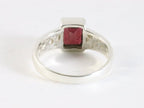 Bewerkte zilveren ring met granaat afbeelding 3
