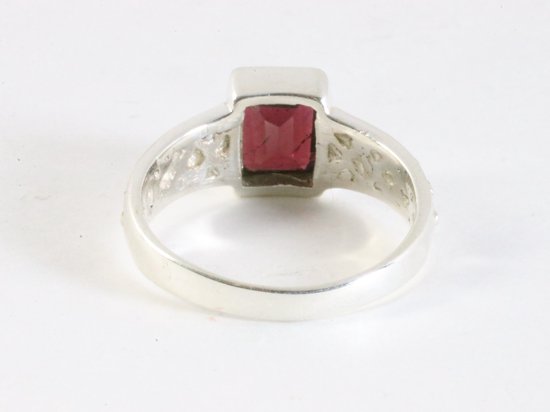 Bewerkte zilveren ring met granaat afbeelding 3