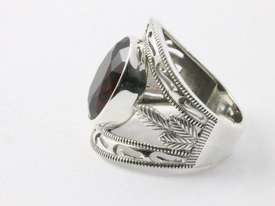 Opengewerkte zilveren ring met granaat afbeelding 2