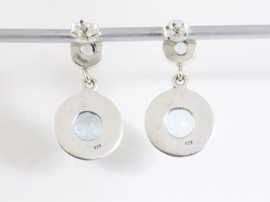 Ronde bewerkte zilveren oorstekers met blauwe topaas afbeelding 3