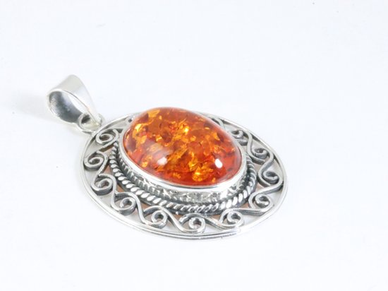 Opengewerkte zilveren hanger met amber afbeelding 2