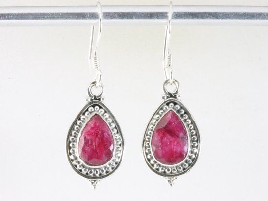 Bewerkte zilveren oorbellen met robijn afbeelding 3