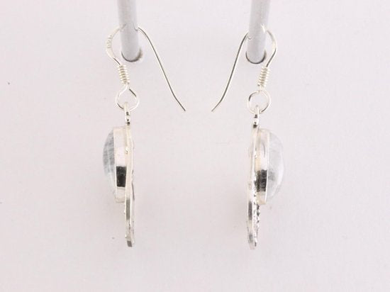 Opengewerkte zilveren oorbellen met regenboog maansteen afbeelding 4