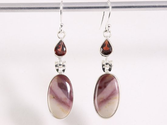 Lange zilveren oorbellen met mookaiet en granaat afbeelding 4