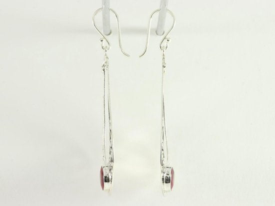 Lange opengewerkte zilveren oorbellen met robijn afbeelding 2