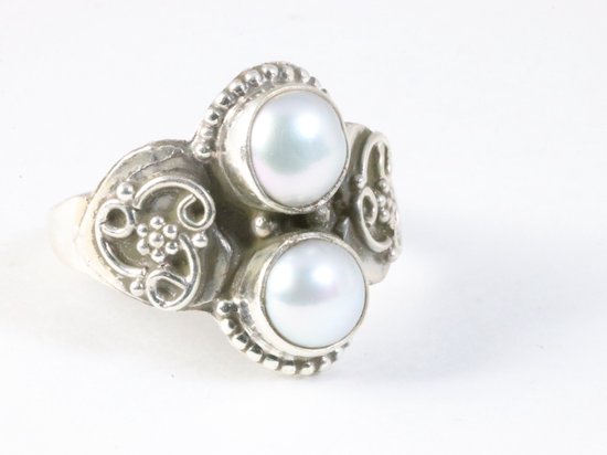 Bewerkte zilveren ring met zoetwater parels afbeelding 1