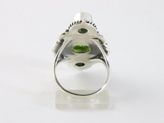 Langwerpige bewerkte zilveren ring met peridoot afbeelding 3