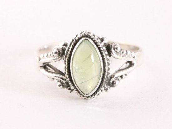 Fijne bewerkte zilveren ring met prehniet afbeelding 4