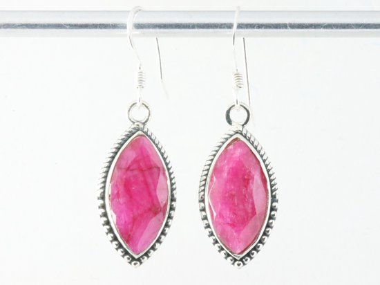 Bewerkte zilveren oorbellen met robijn afbeelding 1