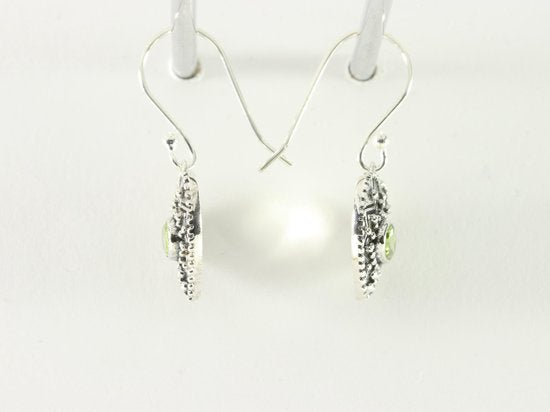 Bewerkte zilveren oorbellen met peridoot afbeelding 2