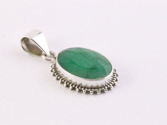 Bewerkte zilveren hanger met smaragd aan ketting afbeelding 2