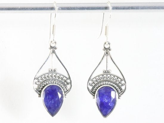 Opengewerkte zilveren oorbellen met blauwe saffier afbeelding 4