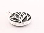 Ronde zilveren lotus hanger op onyx afbeelding 2