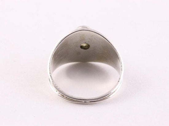 Bewerkte zilveren ring met labradoriet afbeelding 3