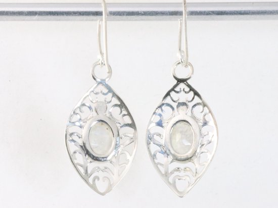 Opengewerkte zilveren oorbellen met regenboog maansteen afbeelding 2