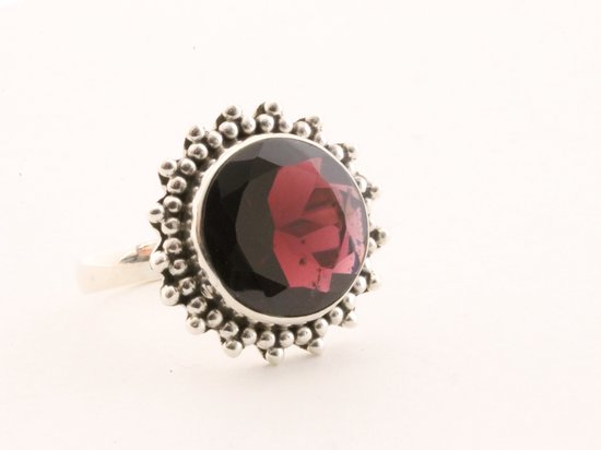 Ronde bewerkte zilveren ring met granaat afbeelding 5