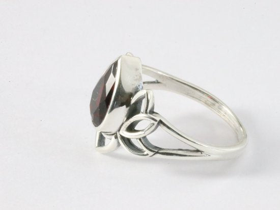 Opengewerkte zilveren lotus bloem ring met granaat afbeelding 2