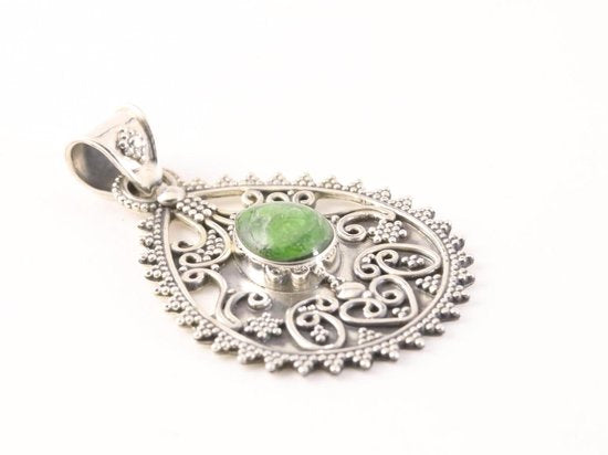 Traditionele bewerkte zilveren hanger met chroom diopsiet aan ketting afbeelding 2