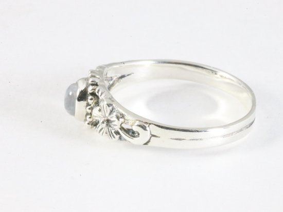 Fijne bewerkte zilveren ring met regenboog maansteen afbeelding 2