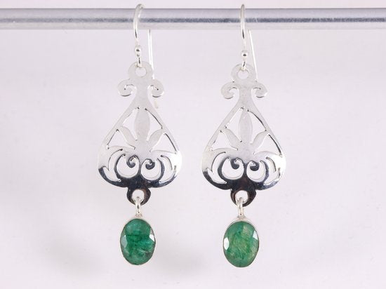 Lange opengewerkte zilveren oorbellen met smaragd afbeelding 4