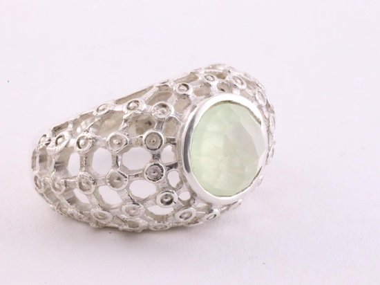 Grote opengewerkte zilveren ring met prehniet afbeelding 1