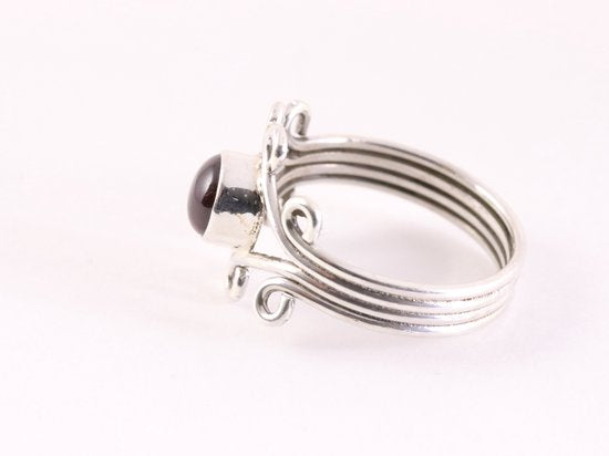 Fijne opengewerkte zilveren ring met granaat afbeelding 2