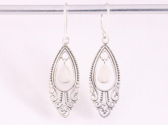 Lange opengewerkte zilveren oorbellen met Australische opaal afbeelding 3