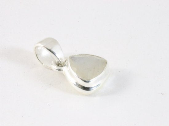 Fijne hoogglans zilveren hanger met regenboog maansteen aan ketting afbeelding 2