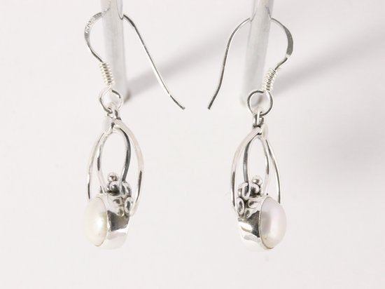 Opengewerkte zilveren oorbellen met witte zoetwater parel afbeelding 2