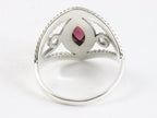 Opengewerkte zilveren ring met granaat afbeelding 3