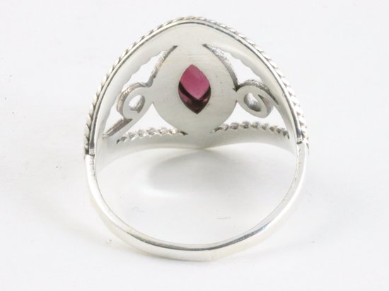 Opengewerkte zilveren ring met granaat afbeelding 3