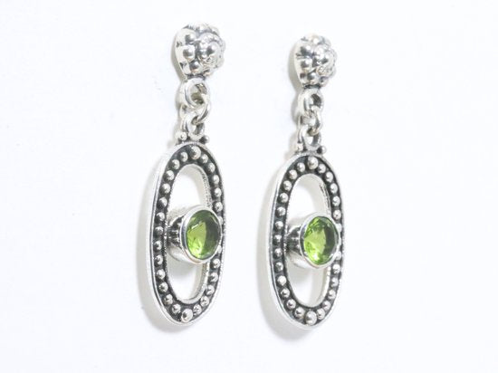 Fijne opengewerkte zilveren oorstekers met peridoot afbeelding 2