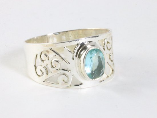 Opengewerkte zilveren ring met blauwe topaas afbeelding 1