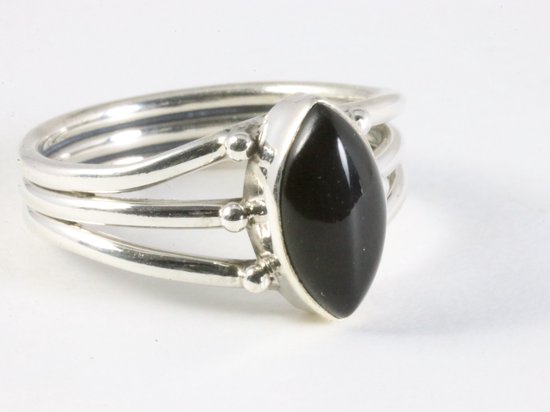 Opengewerkte zilveren ring met onyx afbeelding 1