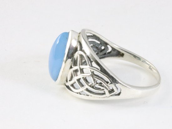 Opengewerkte zilveren ring met blauwe chalcedoon afbeelding 2