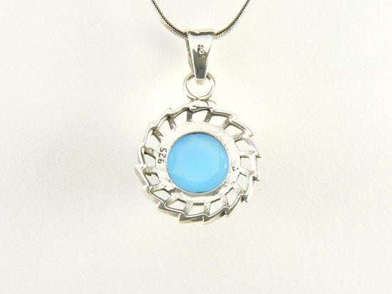 Opengewerkte zilveren hanger met blauwe chalcedoon aan ketting afbeelding 3